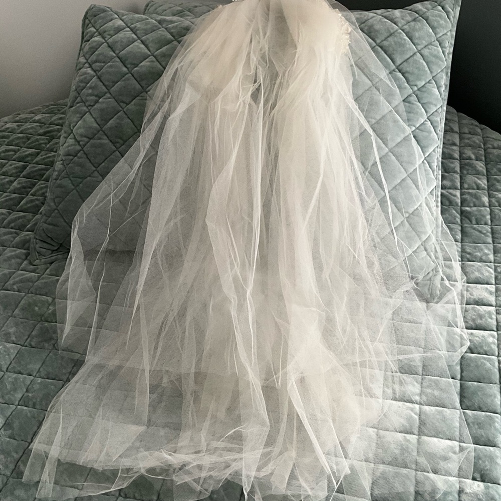 Elegant Cream Bridal Veil with Floral Headpiece - Picture 3 of 7